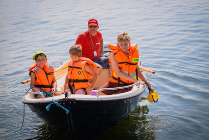 Burmistrz Leszek Michalak na łódkach z dziećmi w Borzygniewie