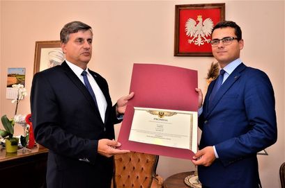 Burmistrz Leszek Michalak i wicemarszałek Grzegorz Macko trzymają promesę na drogę