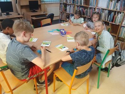 Dzieci na zajęciach w bibliotece