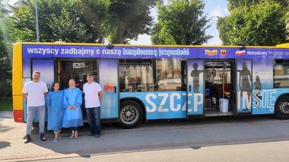Przy autobusie stoją: burmistrz Leszek Michalak i zastępca burmistrza Przemysław Sikora wraz z pielęgniarkami