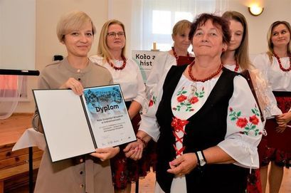 Członkini KGW z Imbramowice odbiera dyplom od przedstawicielki Centrum Archiwistyki Społecznej