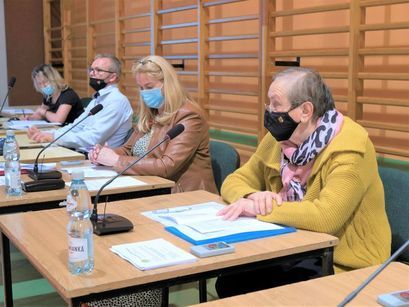 Radni: Barbara Zatoń, Maria Tomaszewska, Piotr Zadrożny i pracownik UM Żarów Agnieszka Szykowna podczas obrad sesji Rady Miejskiej w Żarowie