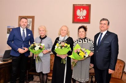 Z burmistrzem Leszkiem Michalakiem i zastępcą burmistrza Przemysławem Sikorą na zdjęciu stoją: (od lewej) Krystyna Waliszak (SP Imbramowice), Helena Słowik (SP Żarów) i Elżbieta Wierzyk (Bajkowe Przedszkole)