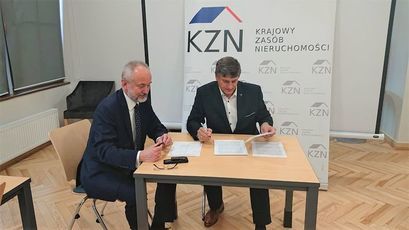 Burmistrz Leszek Michalak podpisuje akt notarialny