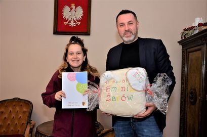 Zastępca Burmistrza Przemysław Sikora z mamą dziecka podczas wręczenia pakietu "Paka dla Niemowlaka"