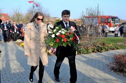 Burmistrz Leszek Michalak i sekretarz gminy Sylwia Pawlik podczas złożenia kwiatów pod Pomnikiem Pamięci Narodowej