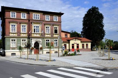 Budynek Urzędu Miejskiego w Żarowie.