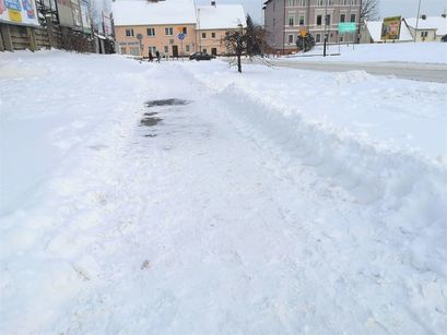 Śnieg leżący na chodnikach