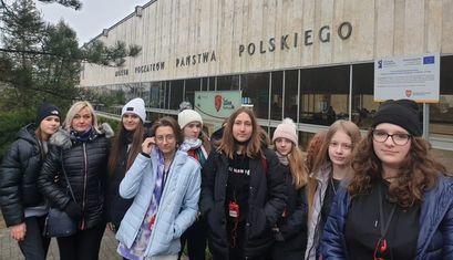 Uczniowie SP Żarów przed Muzeum Początków Państwa Polskiego
