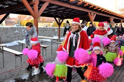 Zespół Kids Dance podczas parady Miasteczka Świętego Mikołaja