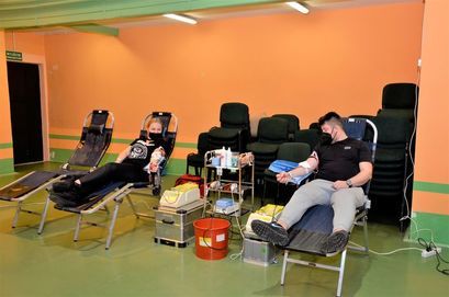 Krwiodawcy podczas oddawania krwi w trakcie świątecznej zbiórki krwi