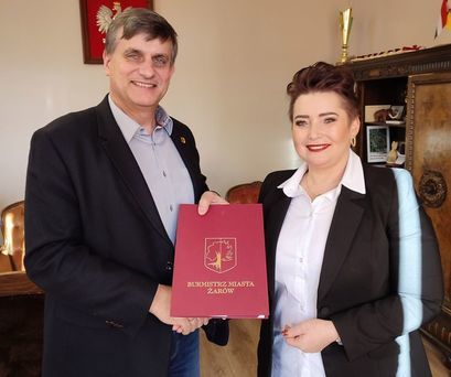 Burmistrz Leszek Michalak i Wioletta Kwiatkowska nowa dyrektor biblioteki w Żarowie