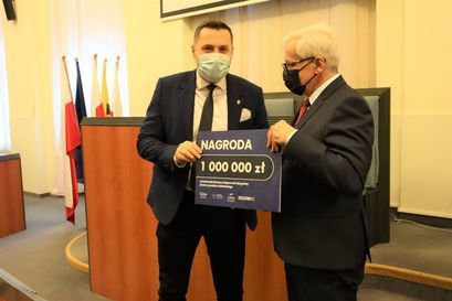 Zastępca burmistrza Przemysław Sikora podczas odebrania czeku od Wojewody Dolnośląskiego