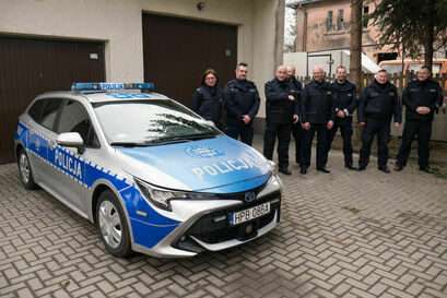 Policjanci z KP Żarów stoją obok nowego wozu policyjnego