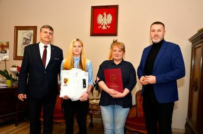 Burmistrz Leszek Michalak, zastępca burmistrza Przemysław Sikora, Zuzanna Oleksiuk wraz z mamą