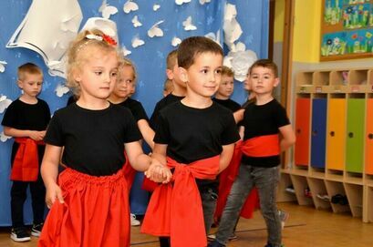 przedszkolaki z Bajkowego Przedszkola w Żarowie podczas występu artystycznego