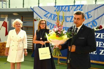 burmistrz Leszek Michalak i sekretarz gminy Sylwia Pawlik składają podziękowania dyrektor SP Imbramowice Krystynie Waliszak