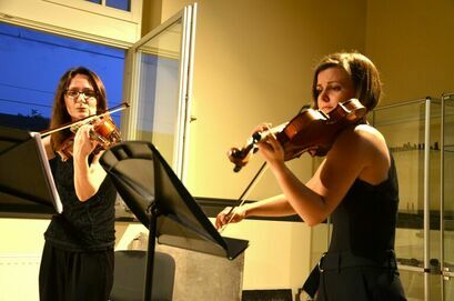 Muzycy grają na skrzypcach podczas Festiwalu Bachowskiego w Żarowie