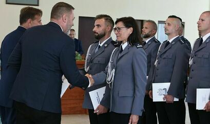 Zastępca Burmistrza Przemysław Sikora wręcza mianowania komendant KP w Żarowie Katarzynie Wilk