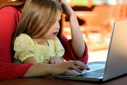 Dziecko przy laptopie