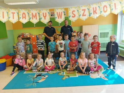 Funkcjonariusze KP Żarów z uczniami