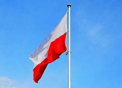 Maszt z flagą RP z projektu „Pod biało-czerwoną”