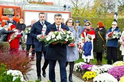 Burmistrz Leszek Michalak, zastępca burmistrza Przemysław Sikora i sekretarz gminy Żarów Sylwia Pawlik składają kwiaty pod Pomnikiem Pamięci Narodowej