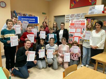 uczestnicy konkursu "Nasza Niepodległość" wraz z organizatorami konkursu