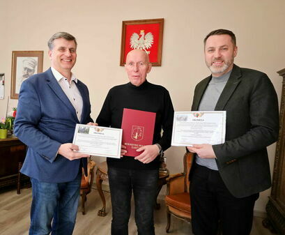 Burmistrz Leszek Michalak, zastępca burmistrza Przemysław Sikora i proboszcz parafii w Imbramowicach ks. Ryszard Mencel podczas wręczenie promes