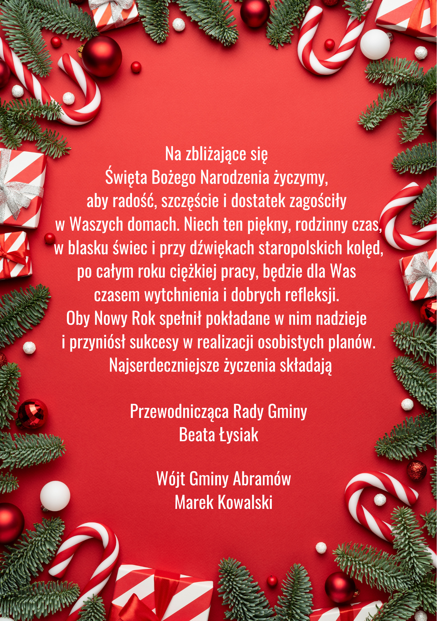 Zdjęcie przedstawia świąteczną kartkę z życzeniami w języku polskim, otoczoną dekoracjami takimi jak gałązki choinkowe, czerwone bombki i wstążki na czerwonym tle.