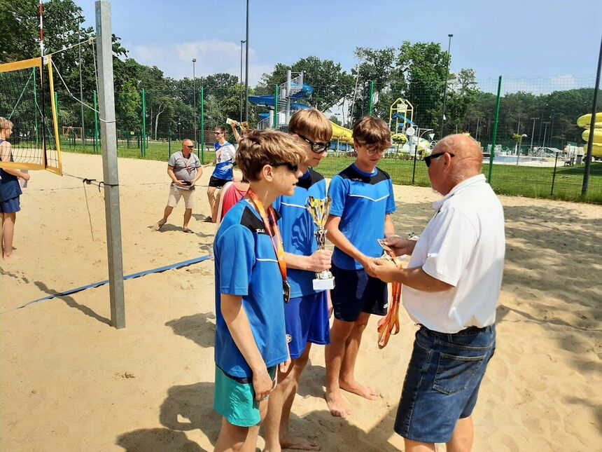 Dekkoracja zwycięzców Wojewódzkich Igrzysk Młodzieży Szkolnej w siatkówce plażowej