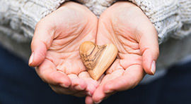 Grafika - serce drewniane w dłoniach