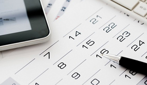 długopis i telefon na kalendarzu
