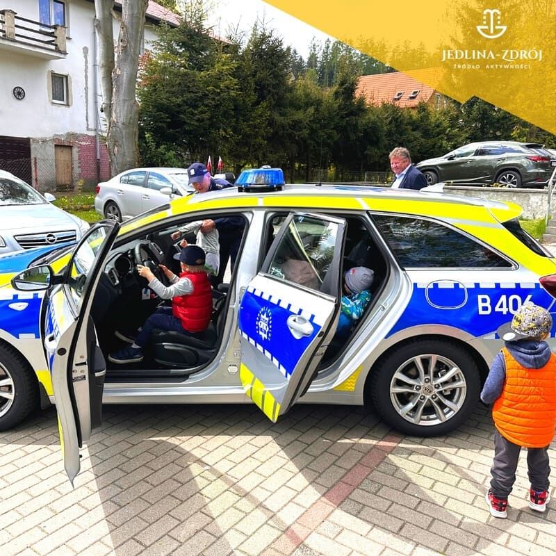 dzieci w samochodzie policyjnym