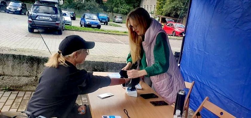 Działania promocyjne gminy Jedlina-Zdrój w ramach Narodowego Programu Szczepień sa prowadzone sukcesywnie. Nie ustajemy w informowaniu i zachęcaniu Państwa do tego aby zaszczepić się przeciwko COVID-19. Po raz kolejny w namiocie oznaczonym logotypami, mogliśmy się spotkać z Państwem, aby porozmawiać o potrzebie zaszczepienia się, przy okazji dokonywaliśmy pomiaru ciśnienia tętniczego. Wzrost świadomości i wiedzy na temat szczepionki, powoduje, iż wiele osób dotąd wobec niej sceptycznych nabiera przekonania i decyduje się zaszczepienie. Budujmy razem społeczną odpowiedzialność, aby jak najszybciej móc wrócić do normalności bez ograniczeń !