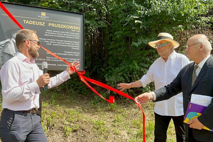 Odsłonięcie tablicy - prof. T. Pruszkowski