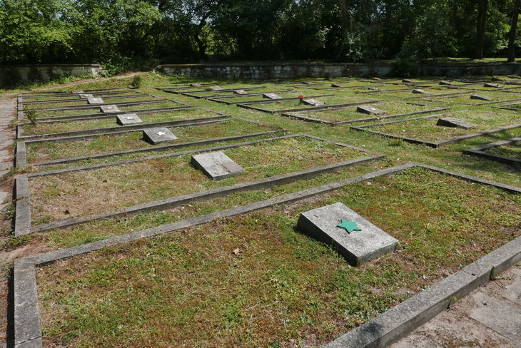 Mogiły na Cmentarzu Żołnierzy Radzieckich
