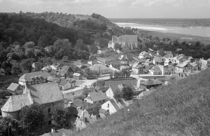 Stare, czarno-białe zdjęcie. Widok na Kazimierz z Góry Trzech Krzyży
