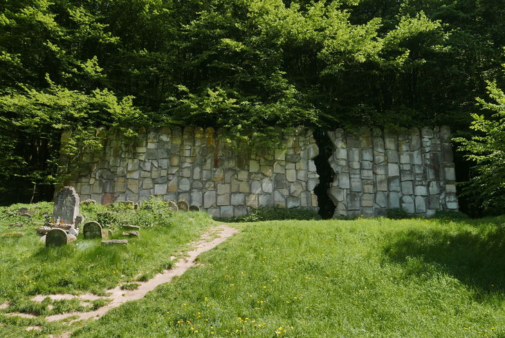 Lapidarium - ściana wymurowana ze zniszczonych przez Niemców macew