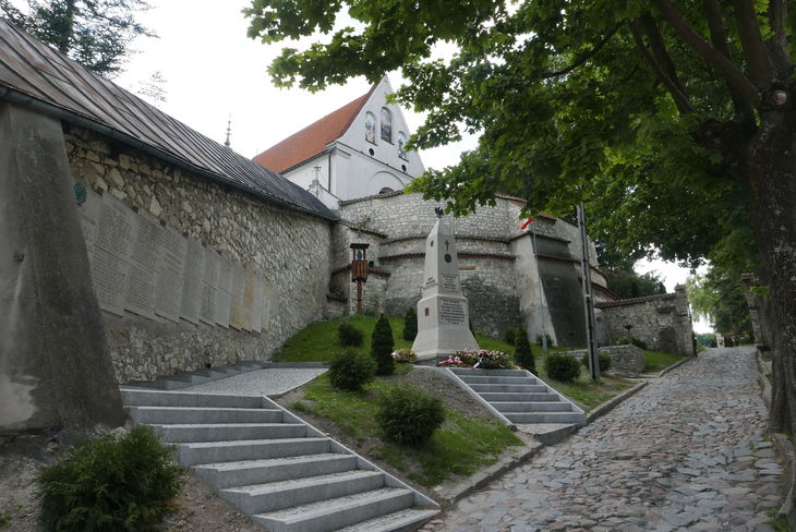 Sanktuarium - mur przyklasztorny i miejsce pamięci