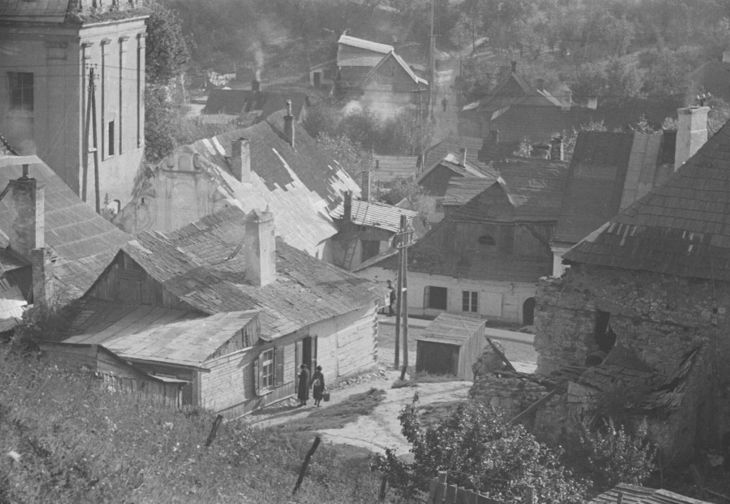 Stare zdjęcie. Widok na dachy domów przy jednej z kazimierskich ulic