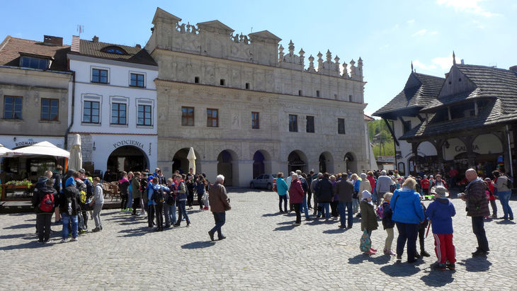 Widok Rynku pełnego wycieczek i dzieci, na drugim planie Kamienica Braci Przybyłów