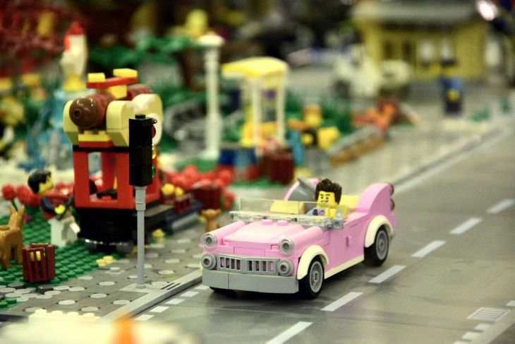 Różowy kabriolet z klocków Lego