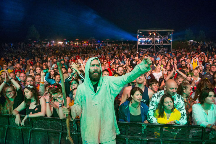 Festiwal Kazimiernikejszyn. Zdjęcie ze sceny na tłum osób uczestniczących w koncercie. Na pierwszym zdjęciu Włodek Dembowski - członek zespołu Łąki Łan