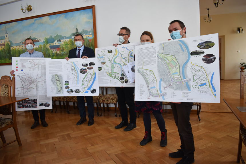 Dwoje wykonawców , Burmistrz Krasnegostawu, Zastępca Burmistrza oraz kierownik Wydziału Inwestycji przedstawiają plany zagospodarowania wybranych terenów w Krasnymstawie