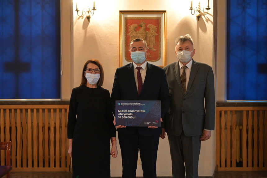 Na zdjęciu stoją w kolejności od lewej: Poseł na Sejm Teresa Hałas, Burmistrz Krasnegostawu trzymający promesę oraz Starosta Krasnostawski Andrzej Leńczuk