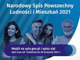 Uśmiechnięci ludzie i napis:  Narodowy Spis Powszechny Ludności i Mieszkań 2021 Wejdź na spis.gov.pl i spisz się! Spis trwa od 1 kwietnia do 30 września 2021 r.