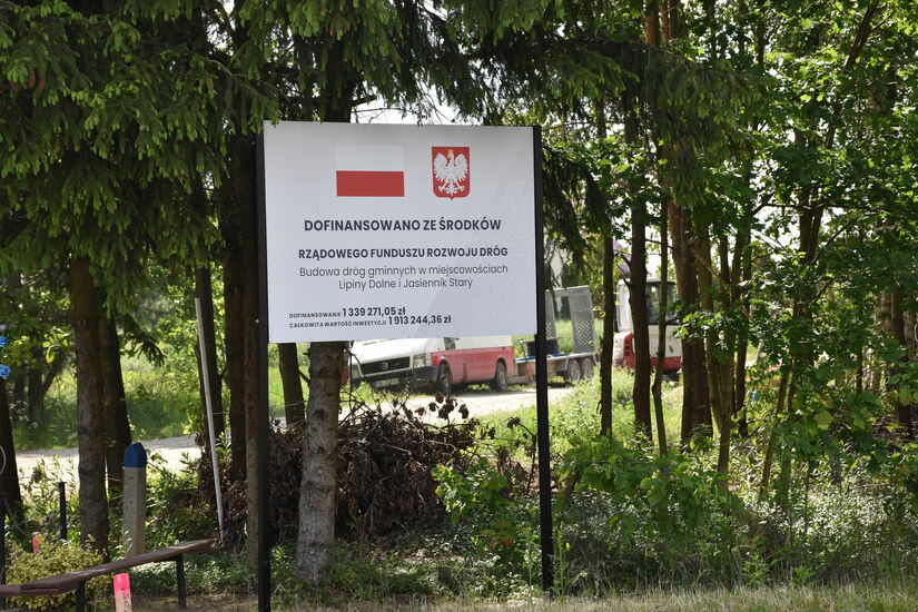 Teren budowy wraz z tablicą informacyjną dla zadania Budowa dróg gminnych w miejscowościach Lipiny Dolne i Jasiennik Stary