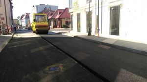 Postępują roboty drogowe na ulicy Obrońców Westerplatte w Drawsku Pomorskim