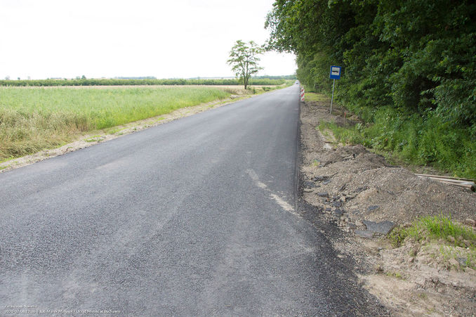 zdjęcie przedstawia nowo położony asfalt na drodze 2297